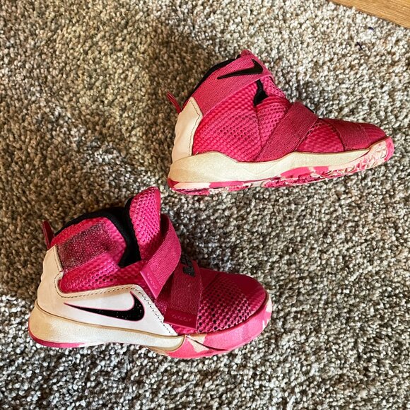Nike Lebron James Pink toddler size 5 - Picture 3 of 6